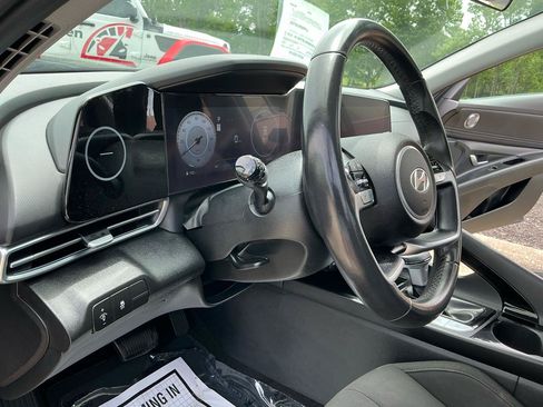 Used 2025 Hyundai Elantra SEL FWD image 17
