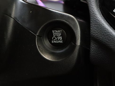 Used 2019 Jeep Compass Latitude FWD image 17