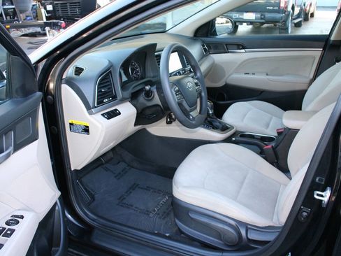 Used 2017 Hyundai Elantra SE image 10