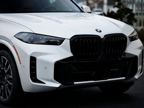 New 2026 BMW X5 xDrive40i w/ M Sport Package image 2