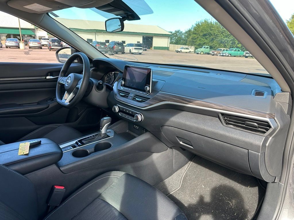 Used 2025 Nissan Altima 2.5 SV AWD/4WD image 29