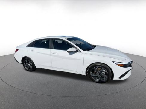 Used 2025 Hyundai Elantra Limited image 2