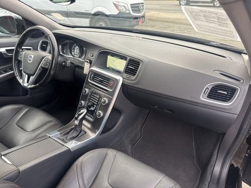 Used 2015 Volvo V60 T5 Cross Country image 26