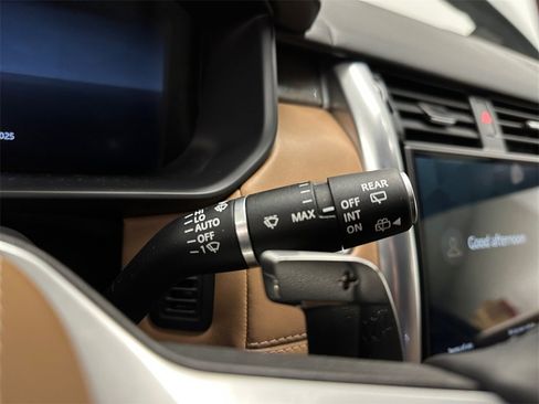 Used 2024 Land Rover Discovery Metropolitan Edition image 21