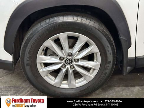 Used 2022 Toyota Corolla Cross LE w/ Moonroof Package image 11