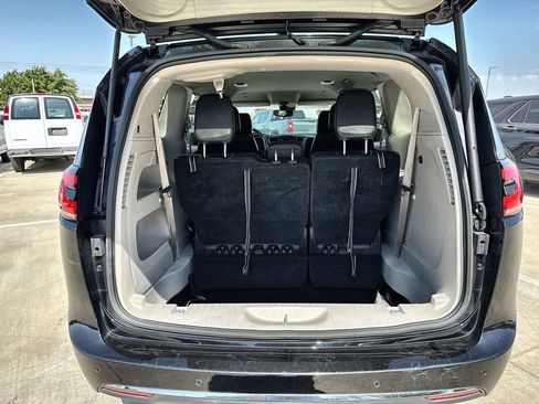 Used 2023 Chrysler Pacifica Touring-L FWD image 23