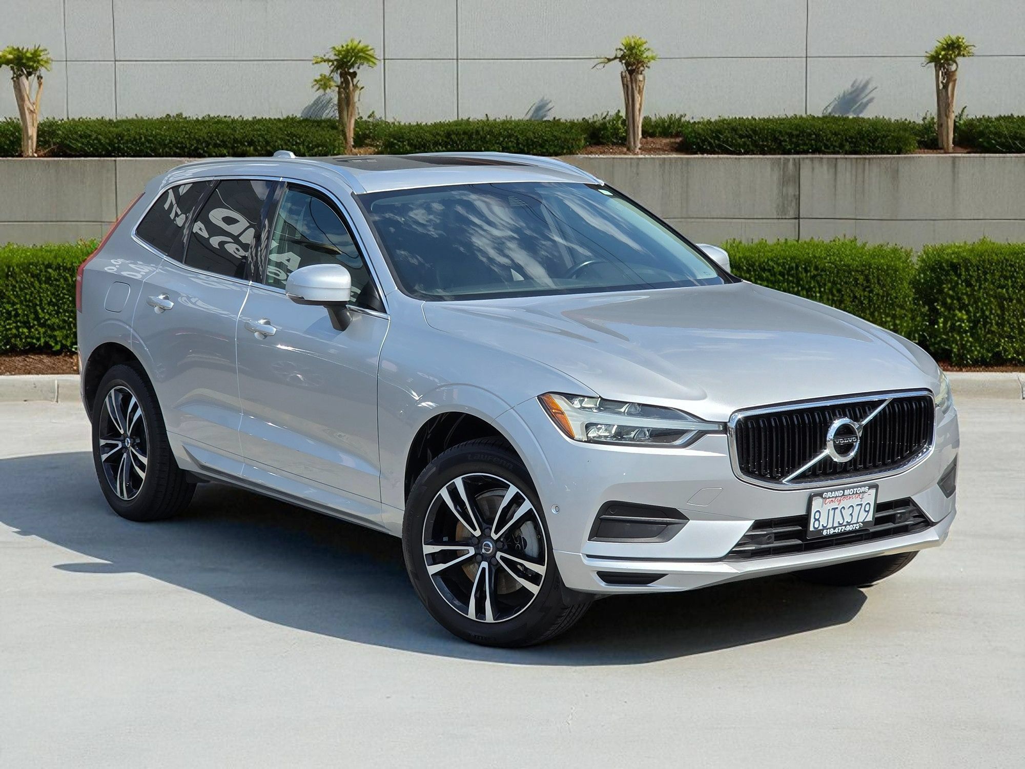 Used 2019 Volvo XC60 T6 Momentum w/ Multimedia Package AWD/4WD image 3