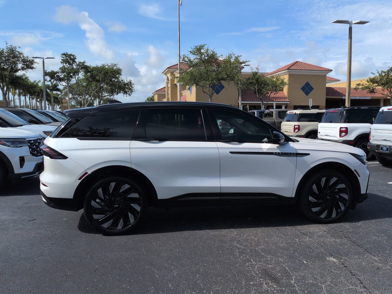 Used 2025 Lincoln Nautilus Reserve w/ Jet Appearance Package AWD/4WD image 3
