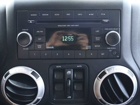 Used 2015 Jeep Wrangler Unlimited Sahara AWD/4WD image 9