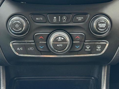 Used 2019 Jeep Cherokee Limited image 20