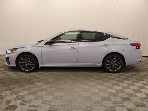 Used 2023 Nissan Altima 2.0 SR FWD image 2