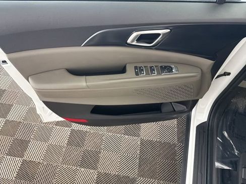 Used 2025 Kia Carnival image 23