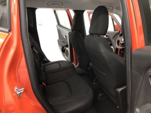 Used 2017 Jeep Renegade Latitude w/ Popular Equipment Group image 10