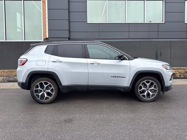 Used 2025 Jeep Compass Limited AWD/4WD image 2
