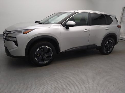 Used 2024 Nissan Rogue SV image 2