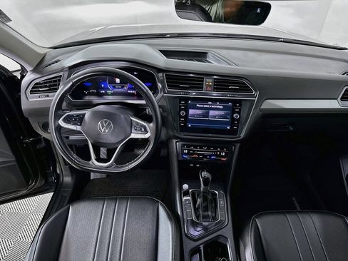 Used 2024 Volkswagen Tiguan SE w/ Panoramic Sunroof Package FWD image 20