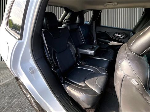 Used 2018 Jeep Cherokee Limited FWD image 28