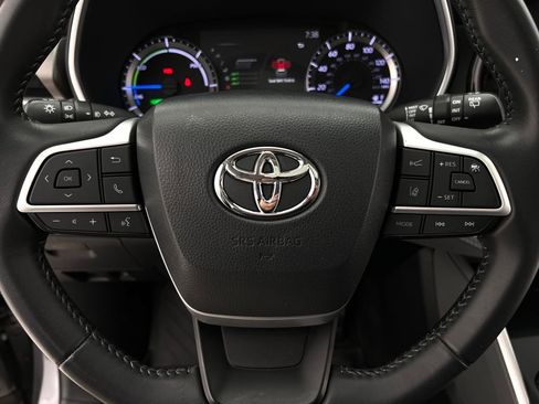 Used 2023 Toyota Highlander XLE image 17