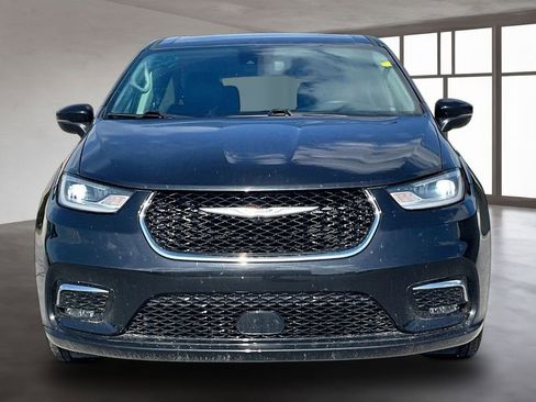 Used 2023 Chrysler Pacifica Touring-L FWD image 2