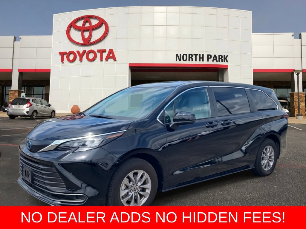 Used 2025 Toyota Sienna LE FWD image 1