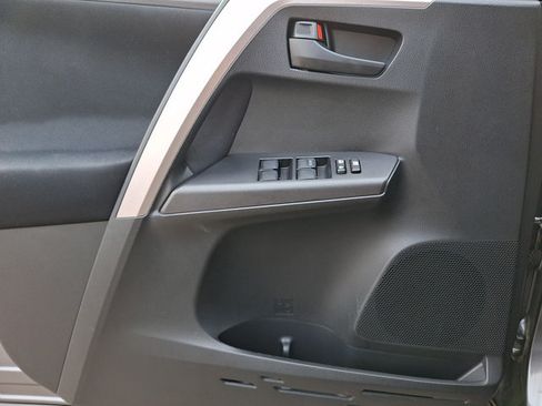 Used 2016 Toyota RAV4 LE FWD image 11