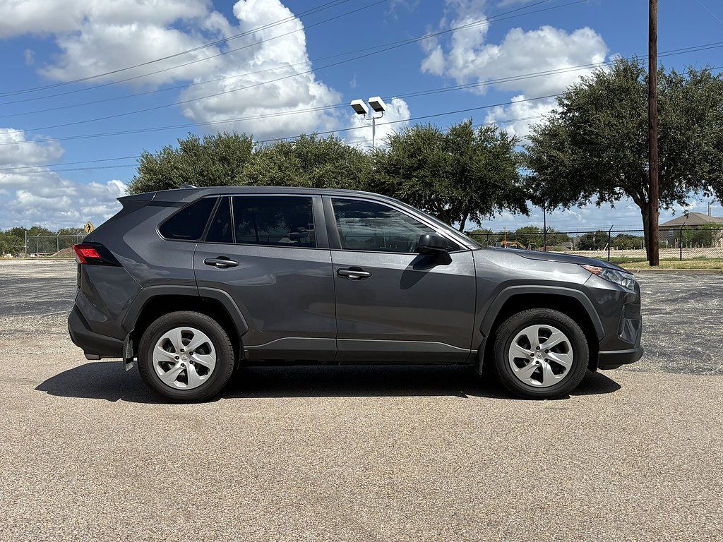 Used 2022 Toyota RAV4 LE FWD image 4