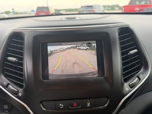 Used 2021 Jeep Cherokee Latitude Plus AWD/4WD image 18