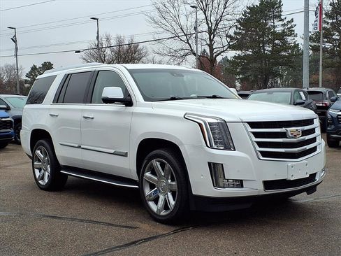 Used 2018 Cadillac Escalade Luxury image 3