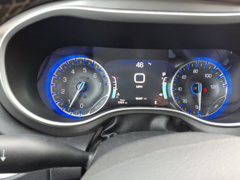 Used 2023 Chrysler Pacifica Touring-L image 16