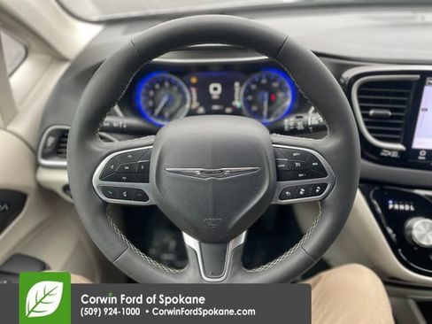 Used 2024 Chrysler Pacifica Touring-L image 26