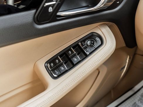 Used 2022 Porsche Macan image 16