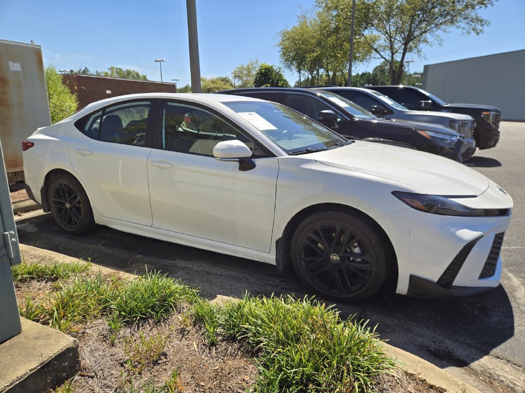 Used 2025 Toyota Camry SE FWD image 2