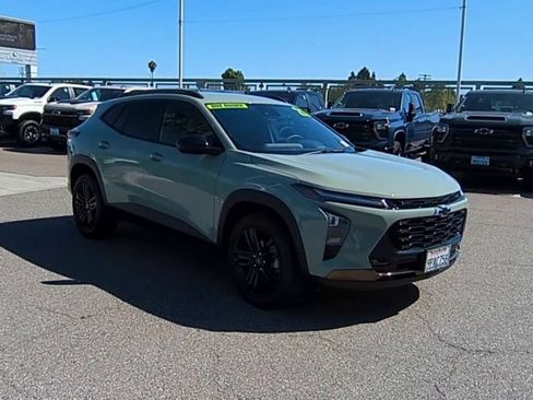 Used 2025 Chevrolet Trax ACTIV w/ Driver Confidence Package FWD image 2