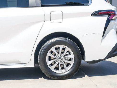 Used 2023 Toyota Sienna XLE FWD image 11