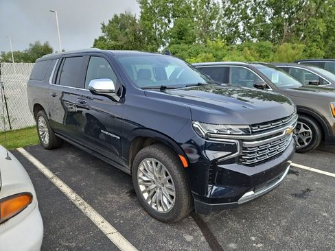 Used 2023 Chevrolet Suburban Premier AWD/4WD image 3