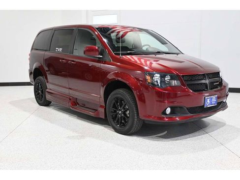 Used 2019 Dodge Grand Caravan SE FWD image 3