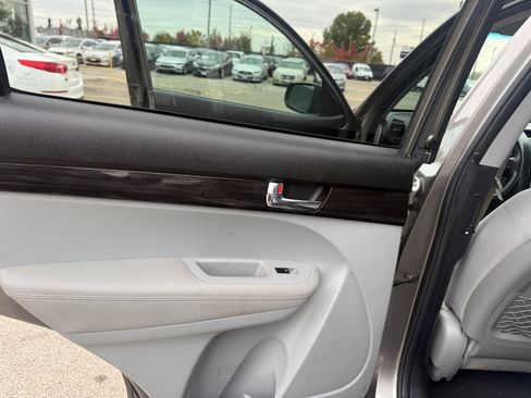 Used 2011 Kia Sorento LX w/ Convenience Pkg image 18