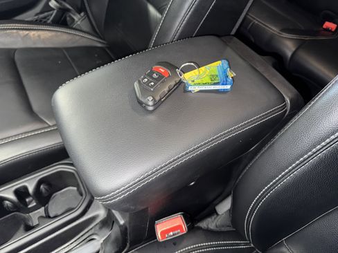 Used 2019 Jeep Wrangler Unlimited Sahara image 29