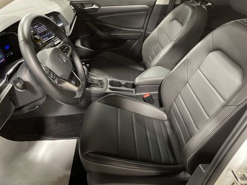 Used 2024 Volkswagen Jetta SE w/ Panoramic Sunroof Package image 9