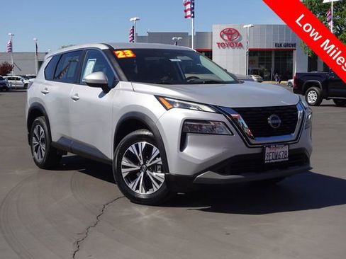 Used 2023 Nissan Rogue SV image 2