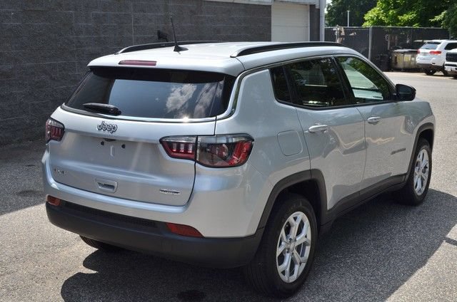 Used 2024 Jeep Compass Latitude AWD/4WD image 8