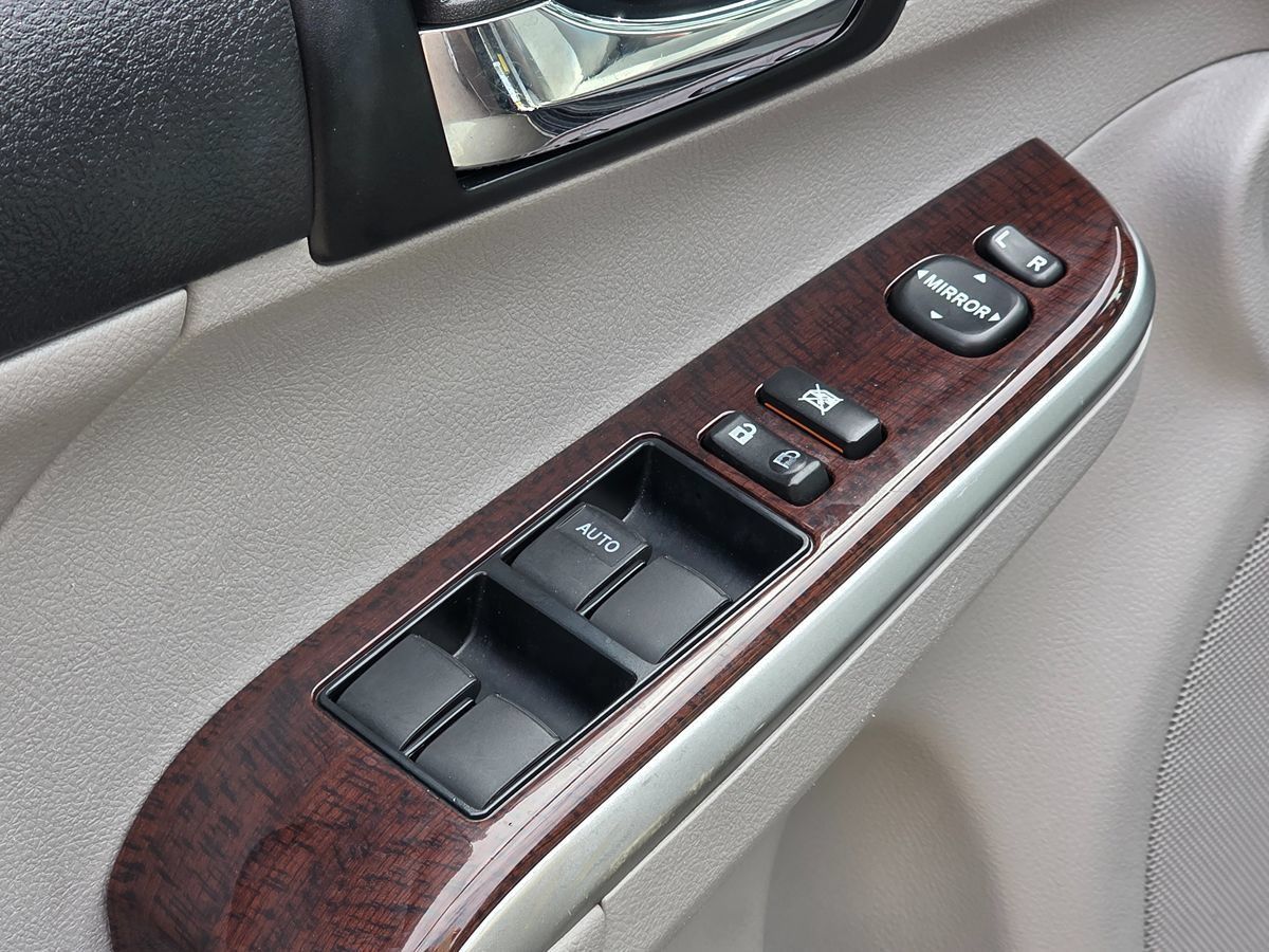 Used 2012 Toyota Camry XLE w/ Leather Pkg FWD image 32