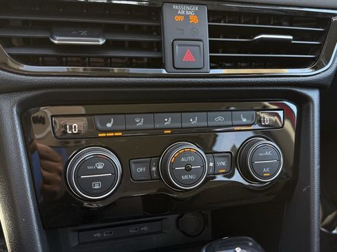 Certified 2024 Volkswagen Taos SE image 12