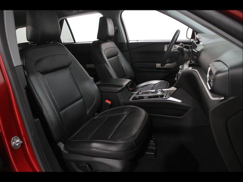 Used 2023 Ford Explorer XLT w/ Equipment Group 202A AWD/4WD image 18