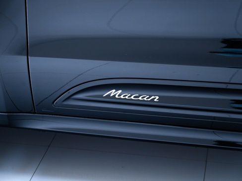 Certified 2026 Porsche Macan AWD/4WD image 13