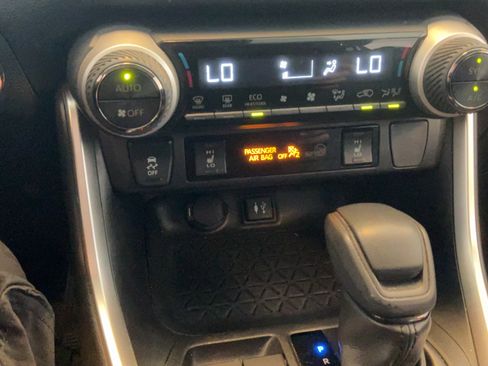 Used 2019 Toyota RAV4 XLE w/ Convenience Package FWD image 14