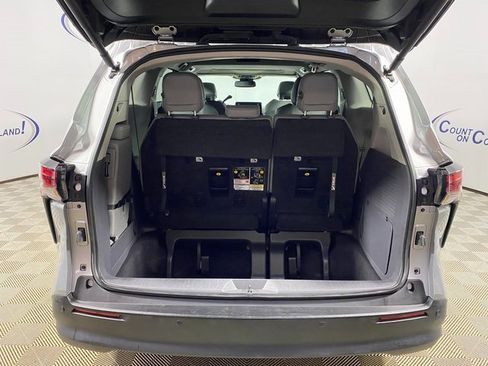 Used 2024 Toyota Sienna XLE image 7