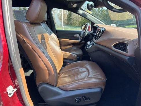 Used 2020 Chrysler Pacifica Limited w/ Advanced Safetytec Group FWD image 28