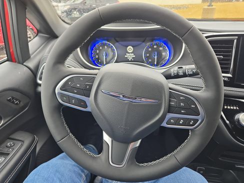 New 2026 Chrysler Pacifica Select AWD/4WD image 17