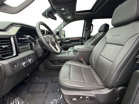 Used 2025 GMC Sierra 2500 Denali image 9